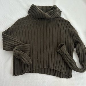 Turtle neck cropped sweater